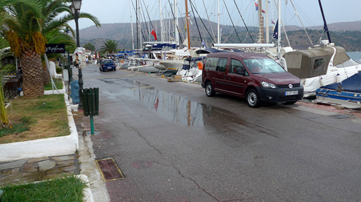 Αστραπές και βροντές στον Αστακό