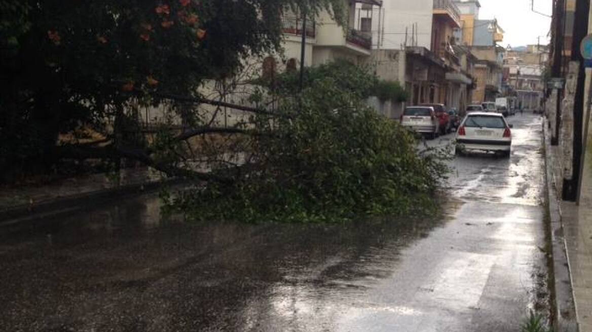 Άστραψε και βρόντηξε στο Αγρίνιο - Καταστροφές από το ξαφνικό μπουρίνι 