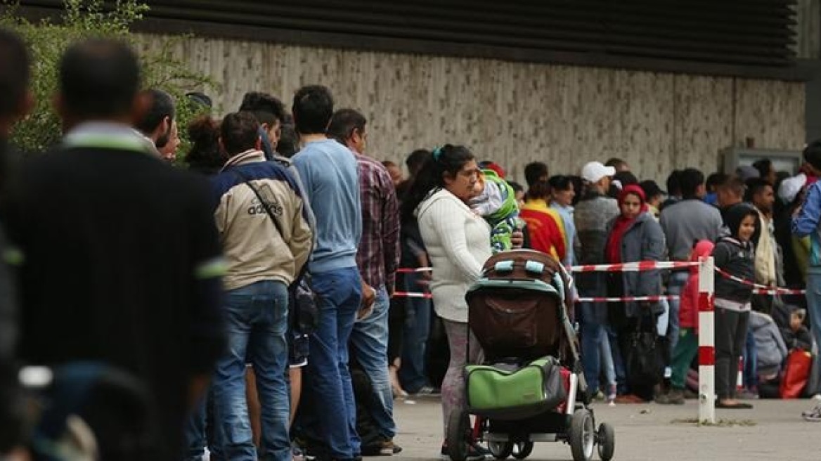 Ουρές από μετανάστες... στο Βερολίνο! - Εικόνες εξαθλιωμένων προσφύγων