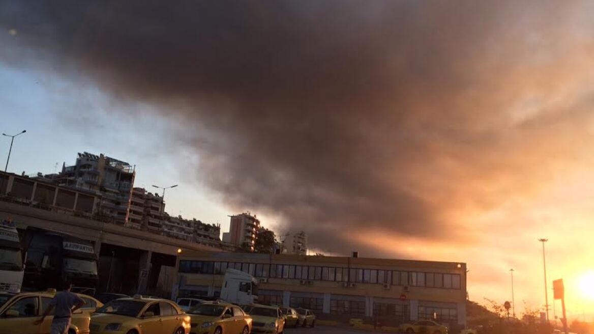 Μεγάλη φωτιά στη λεωφόρο Θηβών στου Ρέντη «έπνιξε» τον Πειραιά 