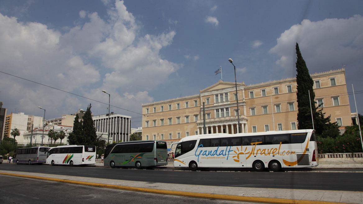 Συνεχίζεται ο άστατος καιρός: Ζέστη, συννεφιά και καταιγίδες το βράδυ στα δυτικά