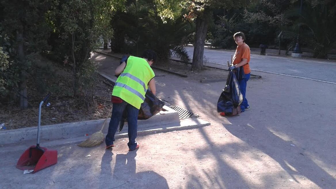 Πεδίον του Άρεως: Συνεργεία καθαρίζουν ό,τι άφησαν πίσω τους οι μετανάστες