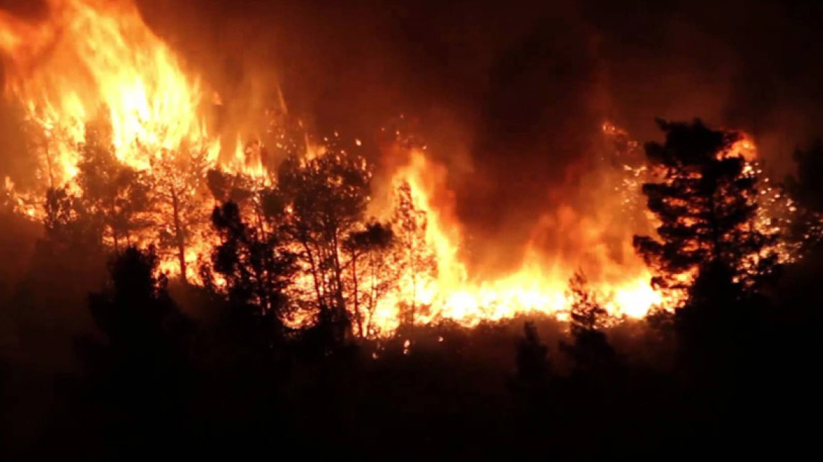 Σε εξέλιξη η πυρκαγιά στο Ξυλόκαστρο - Εκκενώθηκε κατασκήνωση