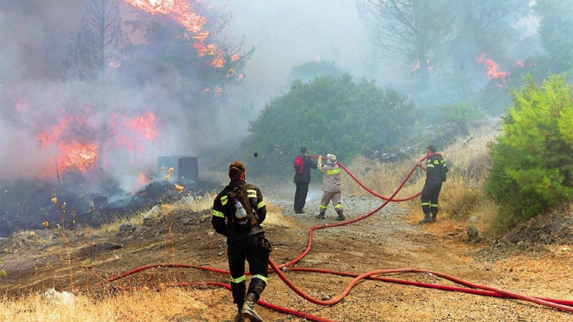 Σε ύφεση η φωτιά στο Ξυλόκαστρο