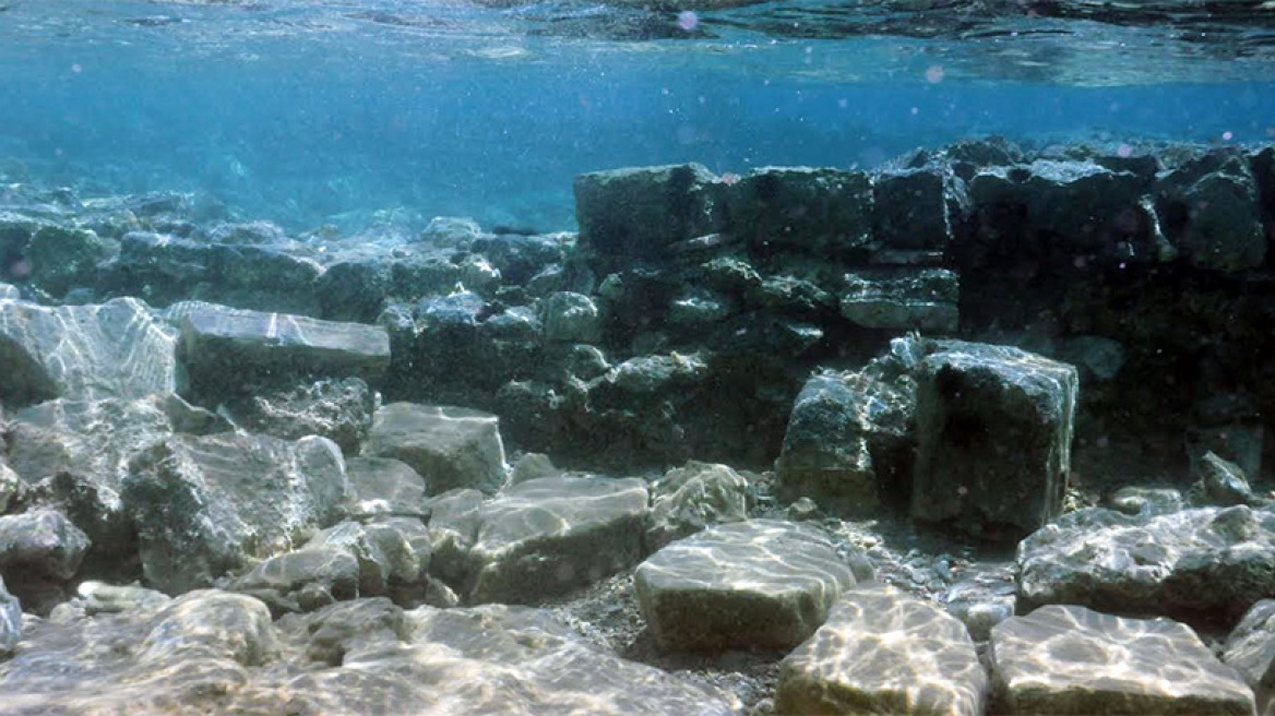 Τείχος και αρχαία πόλη ανακάλυψαν στον βυθό της Ελούντας