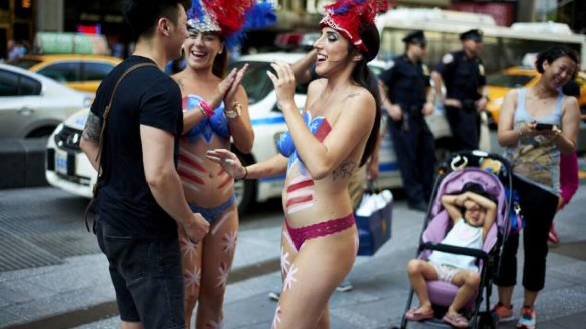 Times Square: Ο δήμαρχος ψάχνει νόμιμο τρόπο για να απομακρύνει τα τόπλες κορίτσια