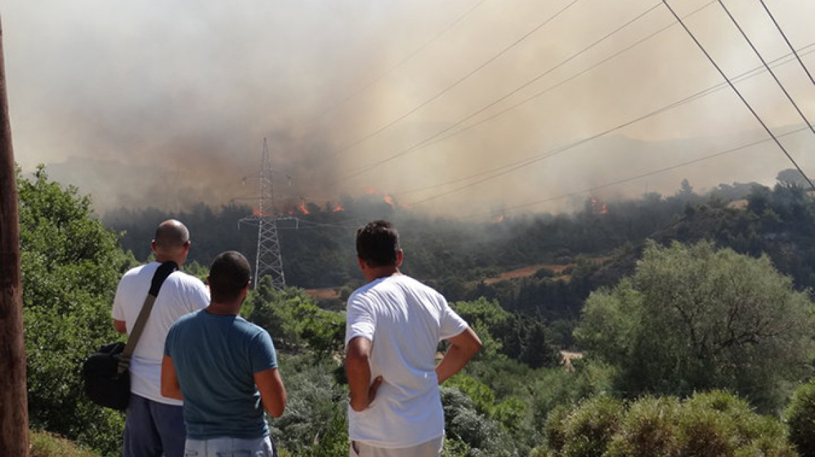 Σε ύφεση η πυρκαγιά στη Ρόδο που απείλησε κατοικημένες περιοχές - Συνελήφθη 60χρονος