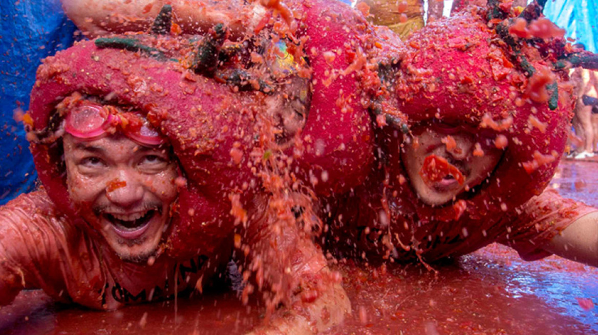 «La Tomatina»: Δείτε φωτογραφίες από τον «πόλεμο» της ντομάτας στην Ισπανία