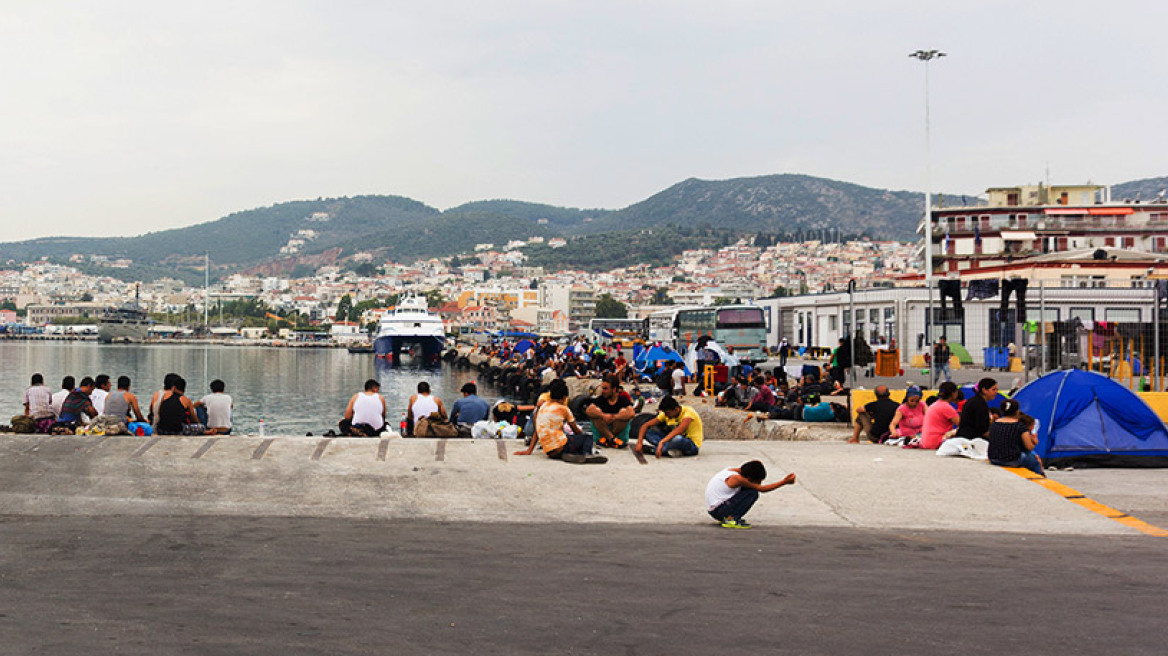 Χάος στη Μυτιλήνη: Φωτιές και μπλόκα από μετανάστες