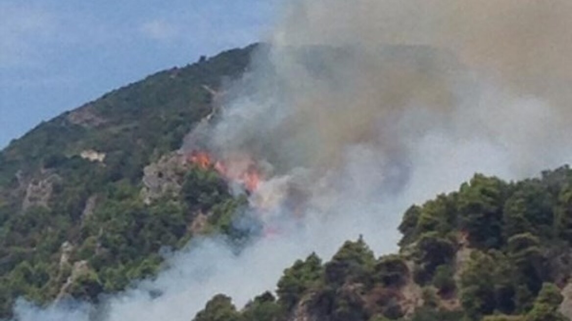 Κέρκυρα: Πυρκαγιά σε χαμηλή βλάστηση στην περιοχή της Αχαράβης