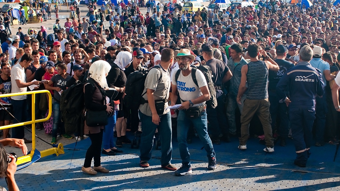 Δύο πλοία «ξεφορτώνουν» κάθε μέρα 4.500 μετανάστες στον Πειραιά