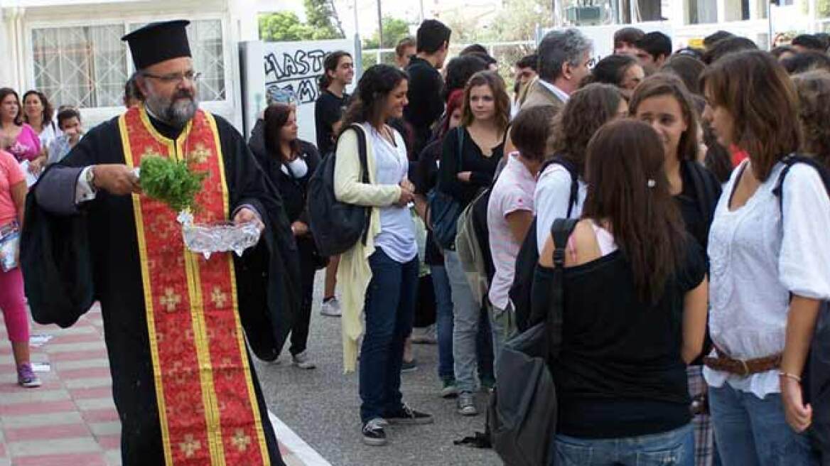 Αγιασμός σήμερα με 7.000 κενά που άφησε ο Μπαλτάς στα σχολεία 