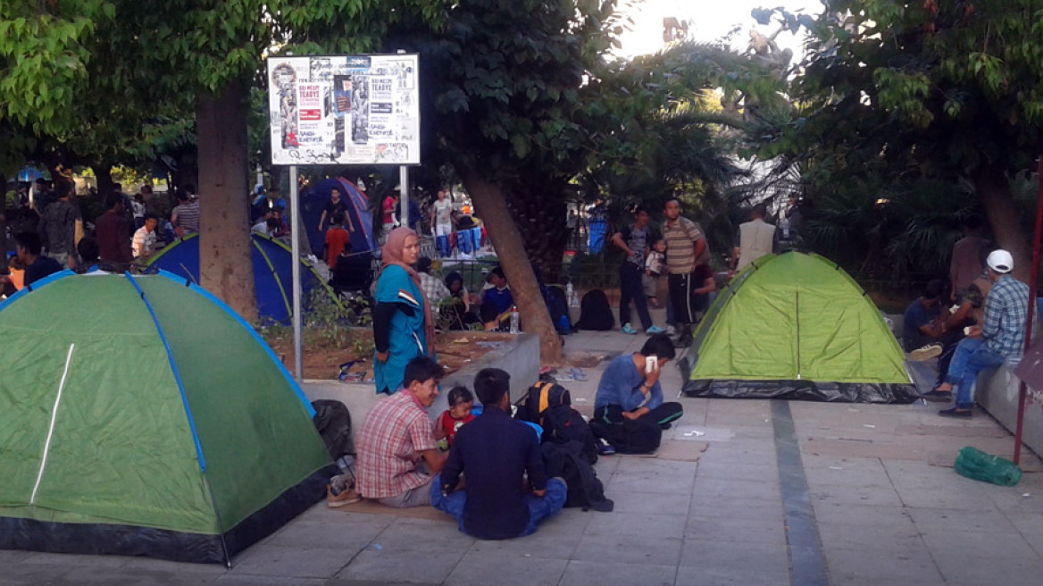 Οι μετανάστες καταλαμβάνουν μία-μία τις πλατείες της Αθήνας