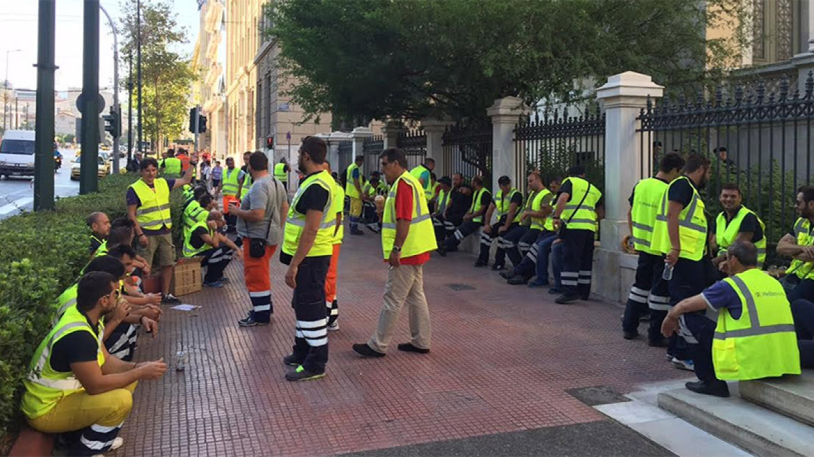 Διαμαρτυρία μεταλλωρύχων έξω από το ΣτΕ για τα ασφαλιστικά μέτρα κατά Σκουρλέτη