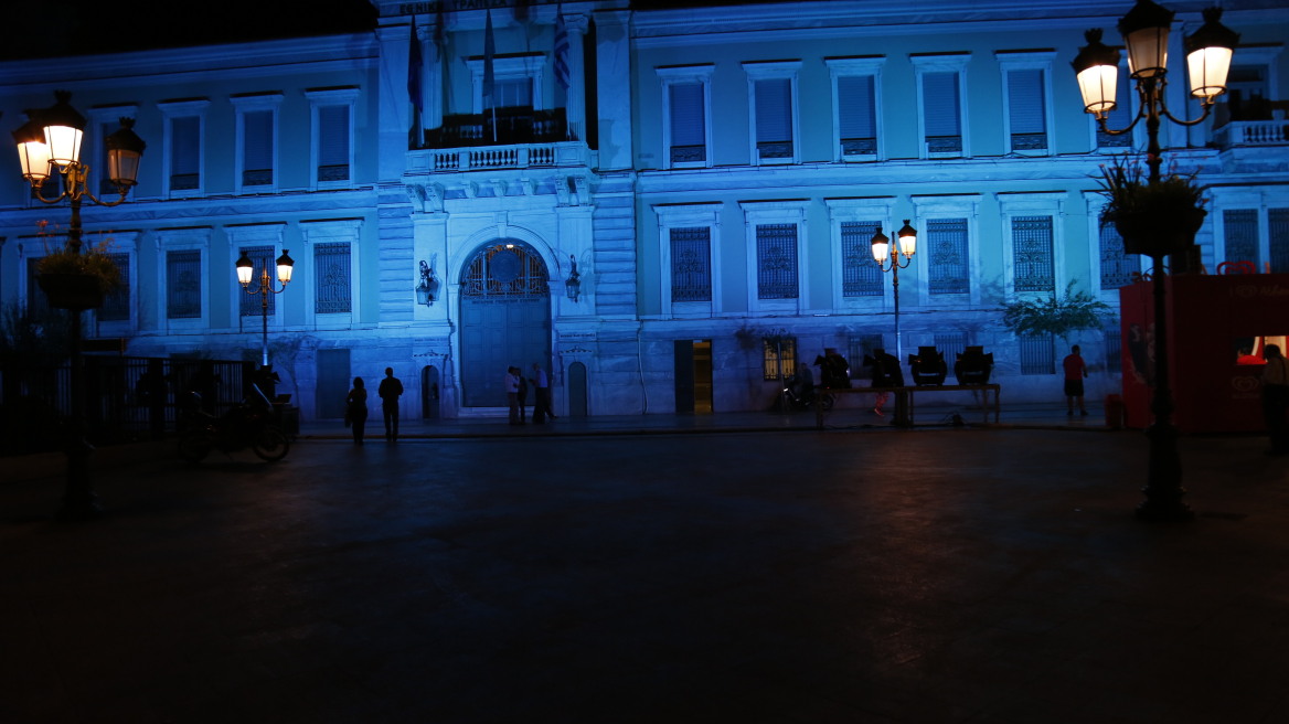 Γιατί τα κτήρια στο κέντρο της Αθήνας έγιναν μπλε;