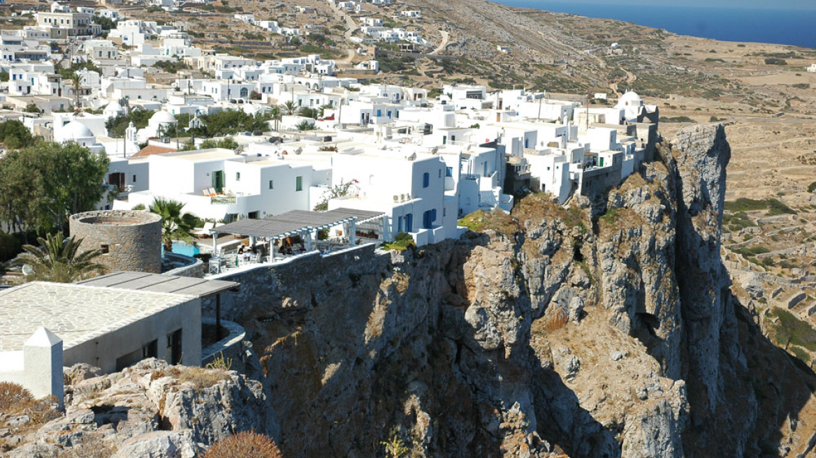 Με κλειστά σχολεία η Φολέγανδρος: Κανένας δάσκαλος στο Δημοτικό, τα παιδιά στο σπίτι!