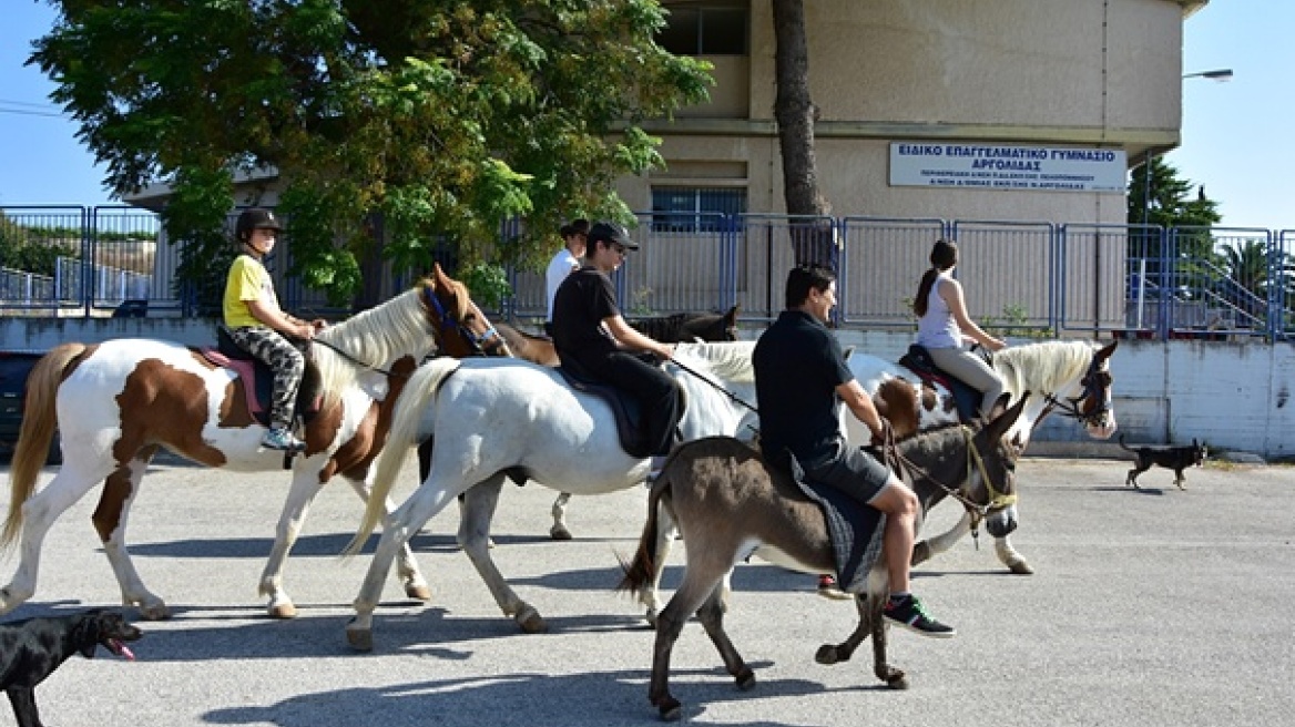 Με γαϊδούρι και άλογα πήγε αγρότης στο Ναύπλιο για να ψηφίσει 