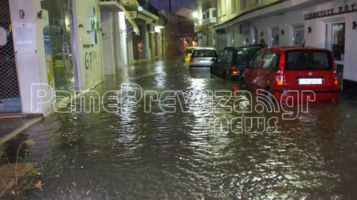 Δυτική Ελλάδα: «Ποτάμια» οι δρόμοι στην Πρέβεζα - Έπεσαν δέντρα στην Πάτρα