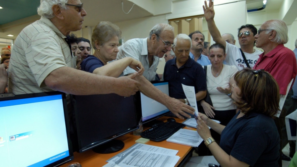 Με δανεικά από το ΙΚΑ οι συντάξεις του ΟΑΕΕ για τον Οκτώβριο