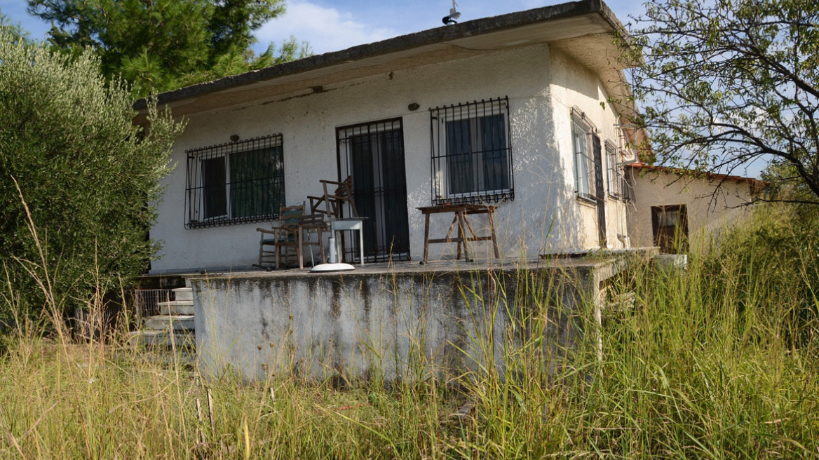 Τρία τουφέκια βρέθηκαν θαμμένα στην αγροικία-κρησφύγετο του Πετρακάκου 