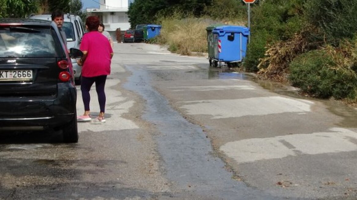 Ραφήνα: Καταγγελίες ότι ο πρόεδρος της Δημοτικού Συμβουλίου ρίχνει λύματα στους δρόμους 