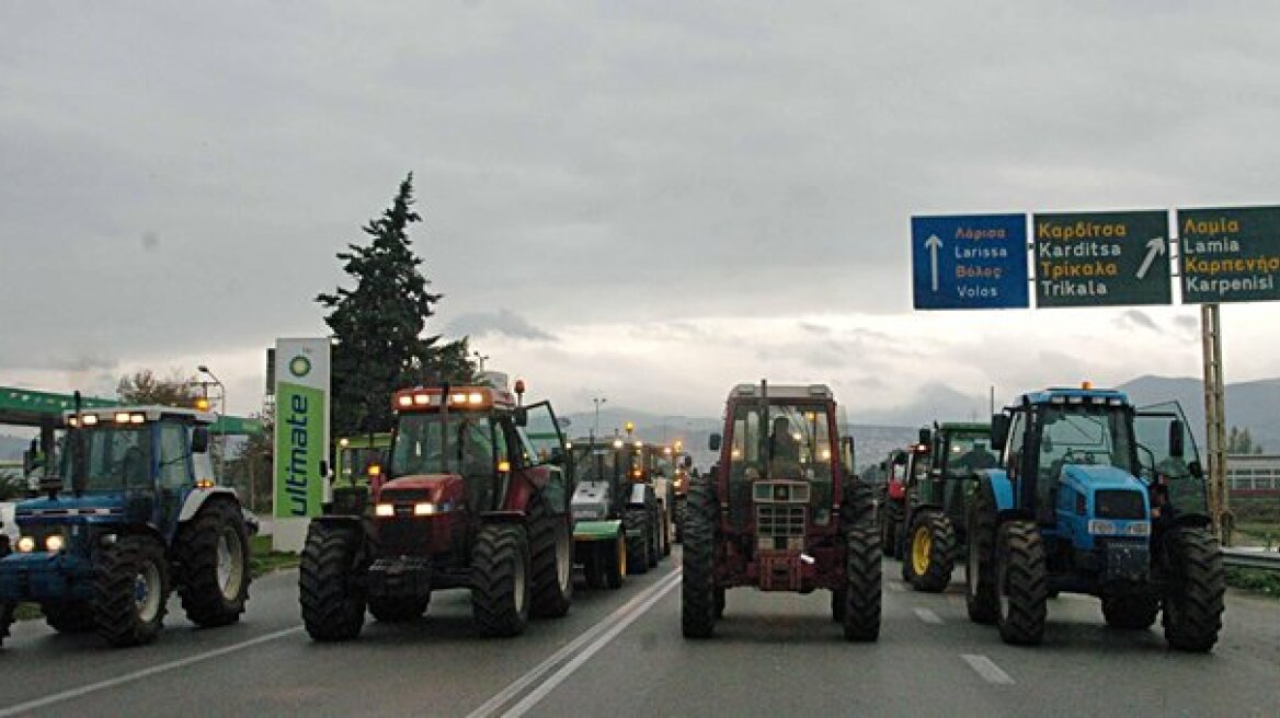 Βγάζουν τα τρακτέρ στους δρόμους και ετοιμάζουν κάθοδο στην Αθήνα οι αγρότες