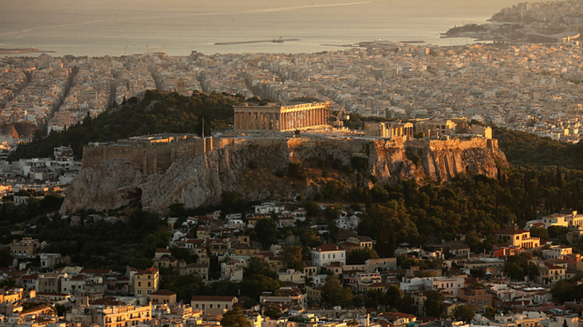 Telegraph: Δεν φταίνε οι τουρίστες που η Ελλάδα χρεοκόπησε