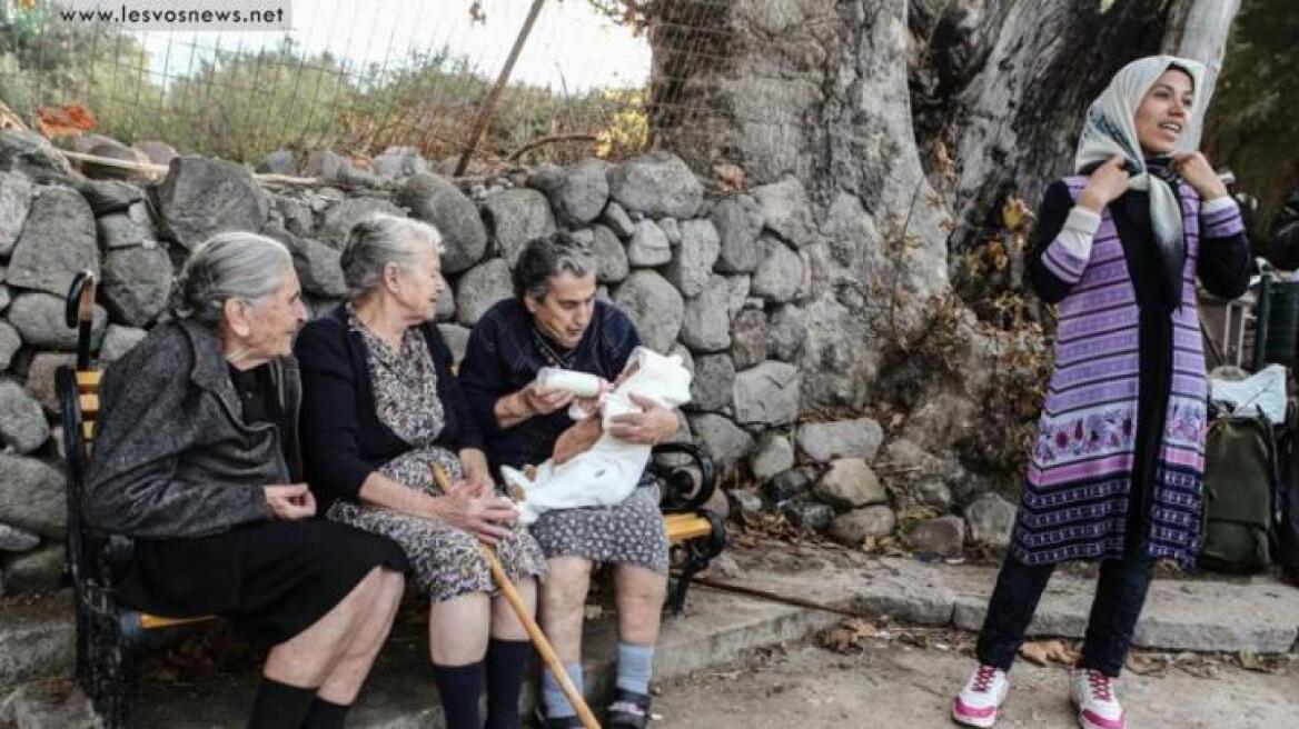 «Του τραγουδούσαμε για να ηρεμήσει»: Οι γιαγιάδες που φρόντισαν το προσφυγόπουλο στη Λέσβο