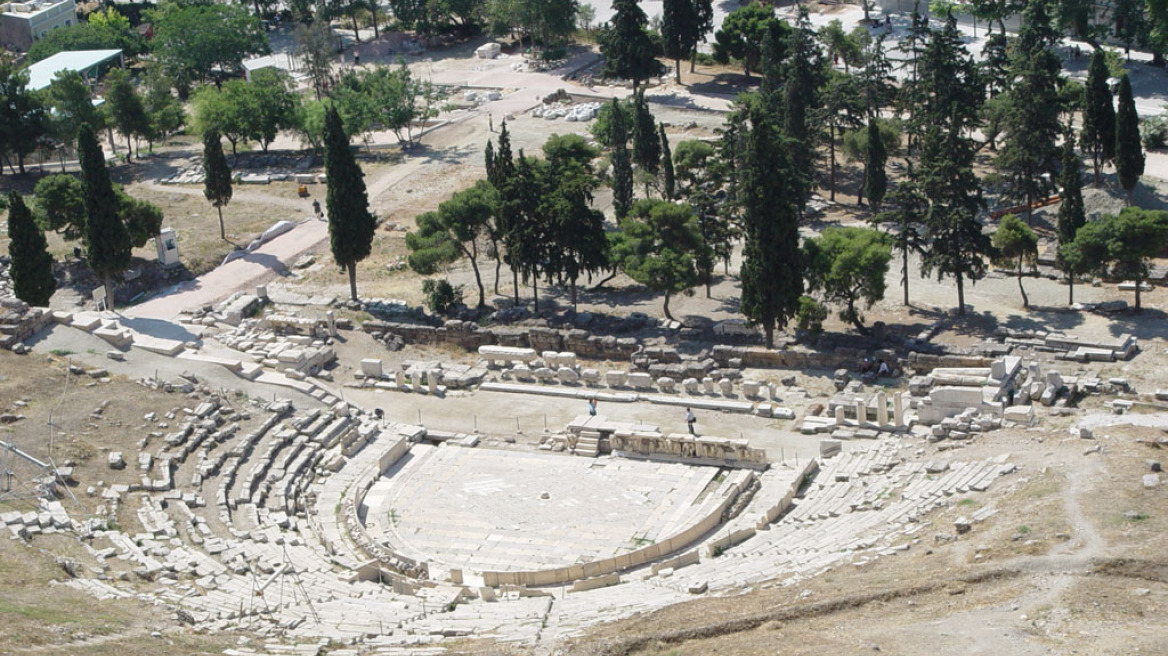 «Βούτηξε» στο κενό από το αρχαίο θέατρο Διονύσου στην Ακρόπολη