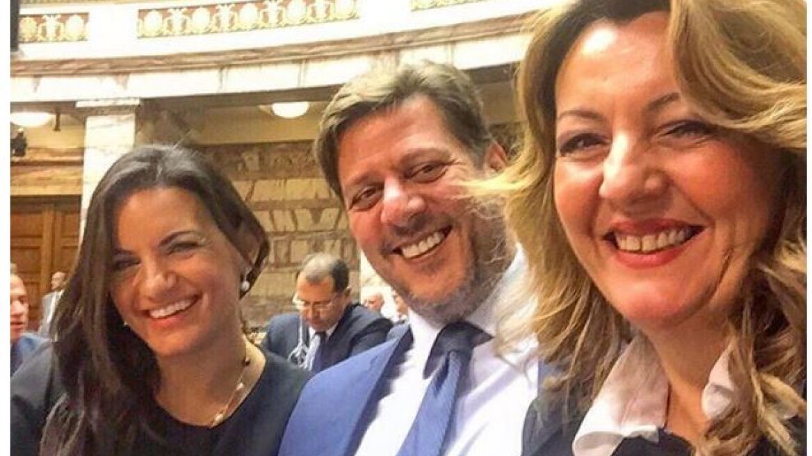 Βουλευτές βγάζουν selfie περιμένοντας τον Ολάντ