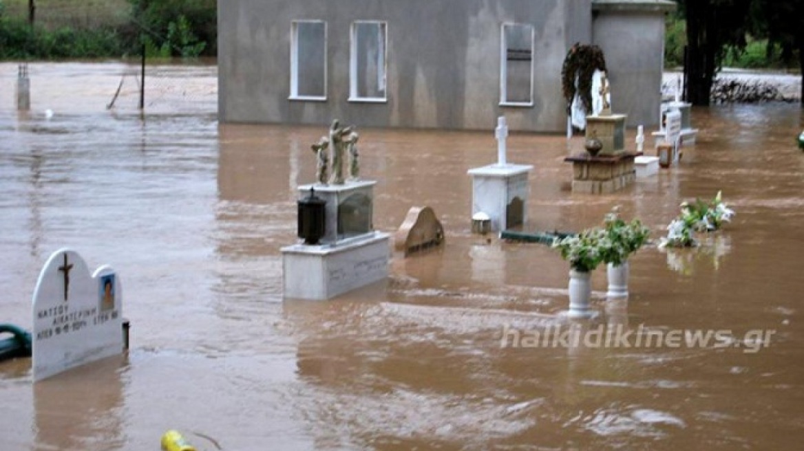 Φωτογραφία: Πλημμύρισε το νεκροταφείο στην Kασσάνδρα Χαλκιδικής