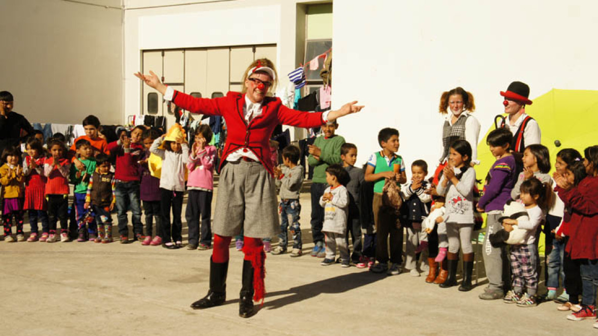 Oι «Κλόουν Χωρίς Σύνορα» στα παιδιά προσφύγων σε Γαλάτσι και  Ελαιώνα