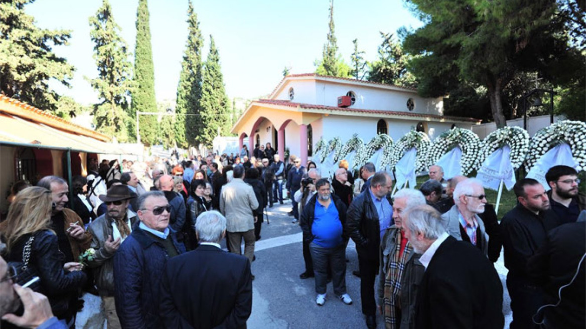 Το «τελευταίο αντίο» είπαν συγγενείς και φίλοι στον Κώστα Τσάκωνα