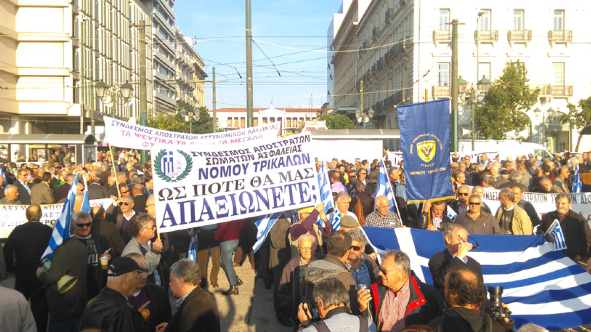 Συγκέντρωση διαμαρτυρίας μελών των ενόπλων δυνάμεων στη Βουλή