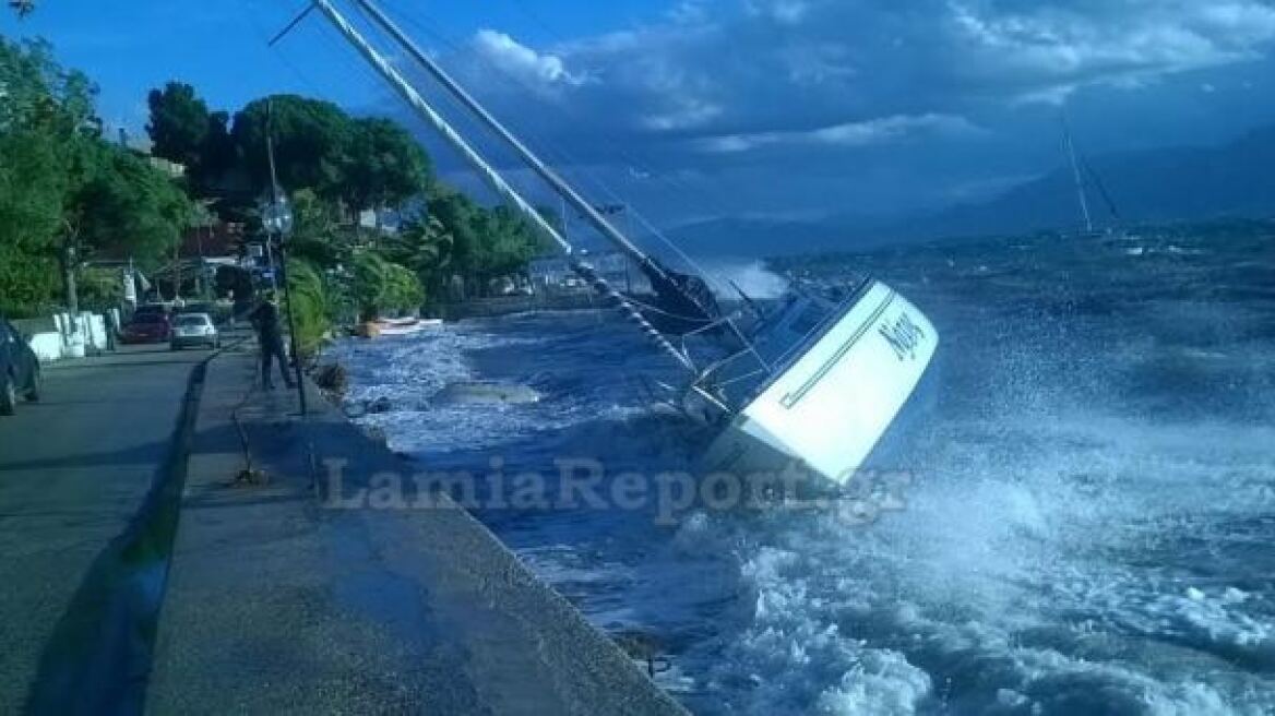 Βίντεο: Οι ισχυροί άνεμοι στη Φθιώτιδα έβγαλαν σκάφη στη στεριά!