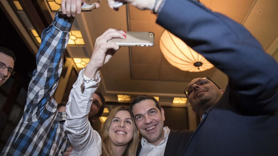 Η selfie του Τσίπρα με νεολαία στο Ισραήλ