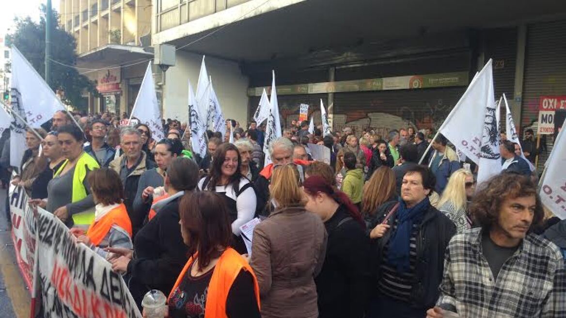 Συγκέντρωση στο υπ. Εργασίας από συμβασιούχους στους δήμους