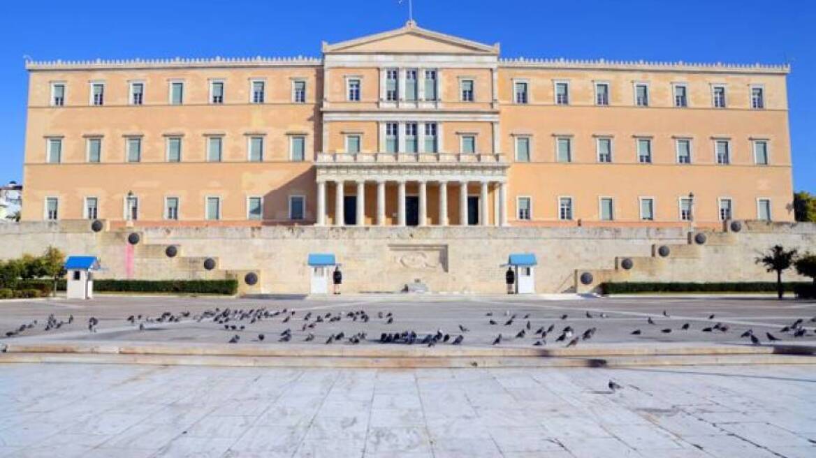 Προϊστάμενος της Βουλής με 27 χρόνια υπηρεσία ο εργαζόμενος που απολύθηκε λόγω πλαστού πτυχίου