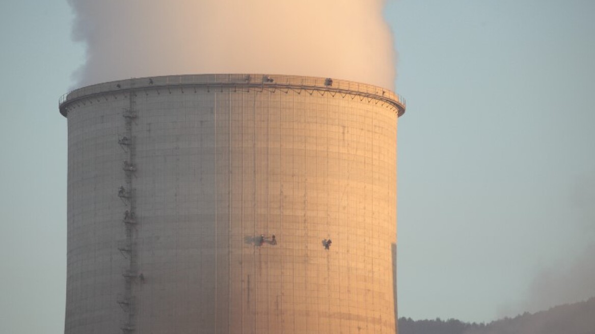 Πτολεμαΐδα: Ακτιβιστές σκαρφάλωσαν σε πύργο ψύξης λιγνιτικού Ατμοηλεκτρικού Σταθμού για να διαμαρτυρηθούν 