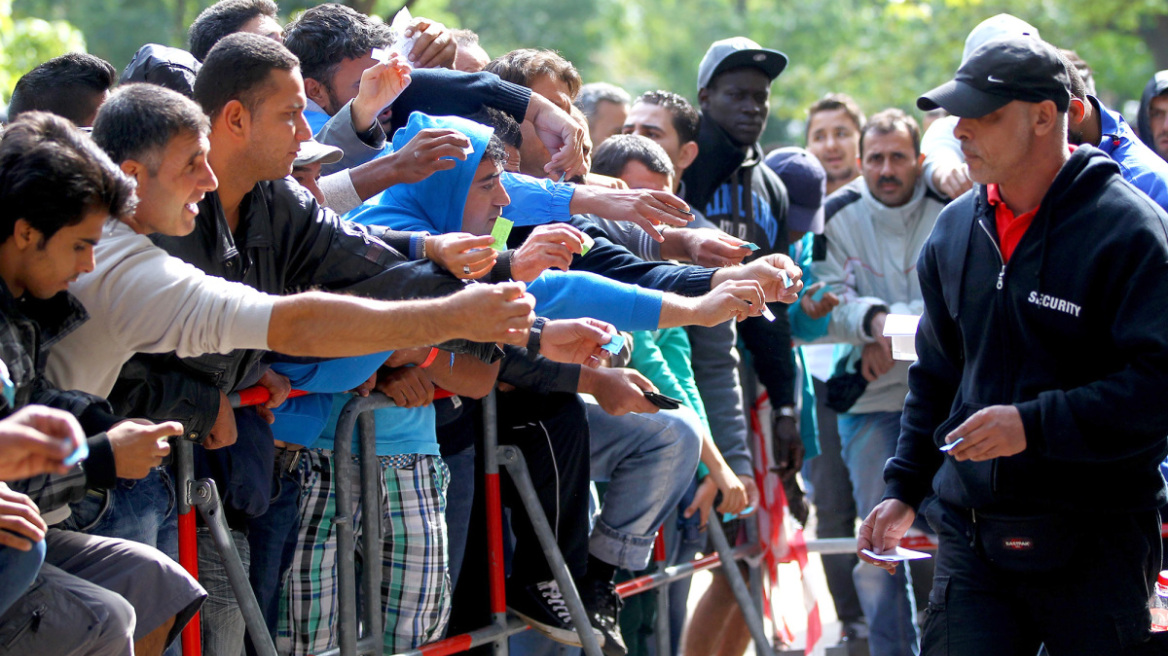 Βερολίνο: Χάνεται ο έλεγχος με τους πρόσφυγες - Παραιτήσεις και αγωγές