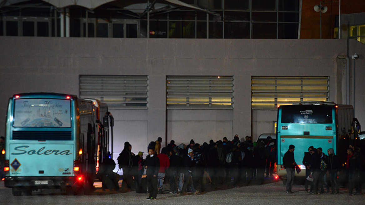 Έφεραν στην Αθήνα 2.300 μετανάστες από την Ειδομένη και δεν ξέρουν πού να τους βάλουν