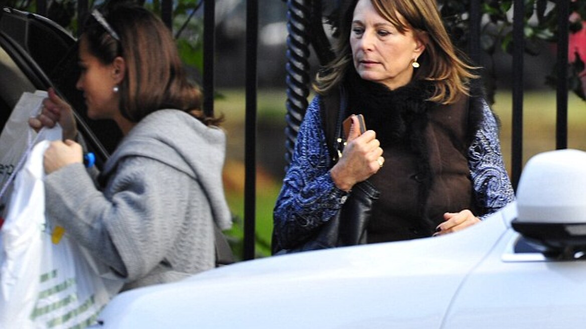 Pippa και Carole Middleton «στοκάρουν» με χριστουγεννιάτικα δώρα