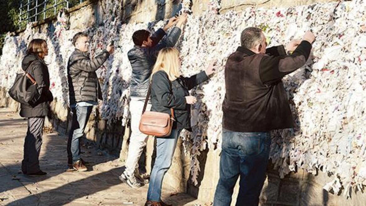 Σμύρνη: Προσεύχονται στην Παναγία για... αυτοκίνητα, δίαιτα και πρωτάθλημα της Μπεσίκτας