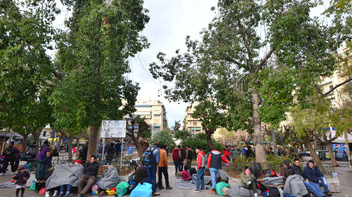 Χάος στην πλατεία Βικτωρίας από μετανάστες - Συναγερμός από Καμίνη λόγω χιονιά