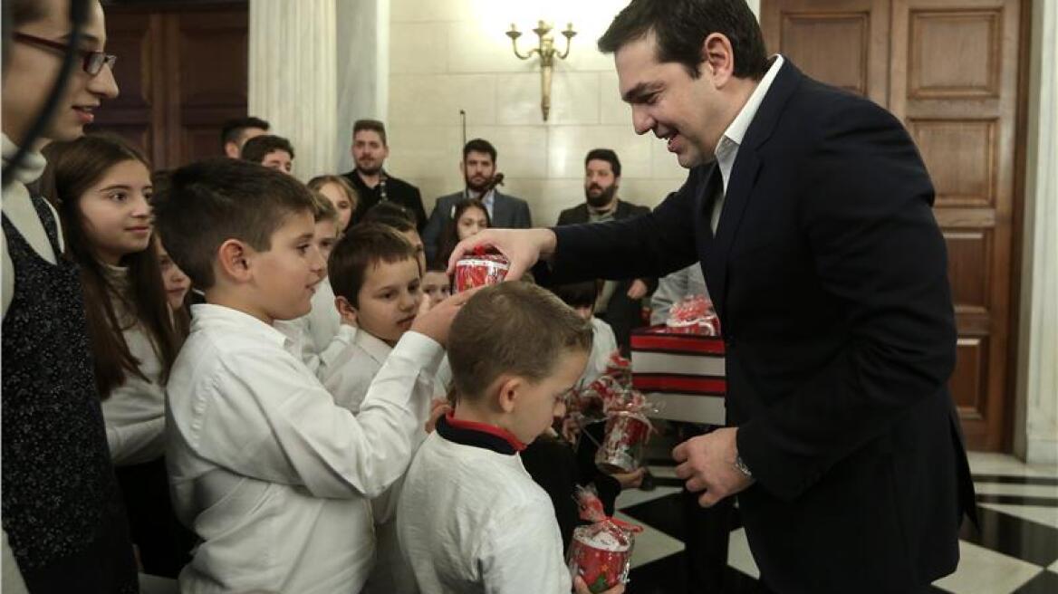 Ζακυνθινοί, πολύτεκνοι και Βορειοηπειρώτες τα... έψαλλαν στον Τσίπρα