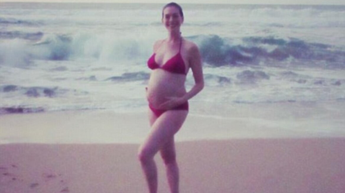 Baby boom! Η Anne Hathaway είναι έγκυος και ποζάρει με μπικίνι