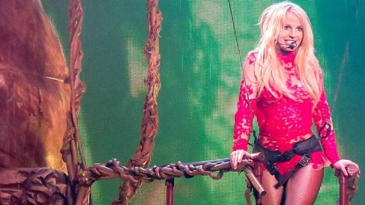 Britney Spears: Κόλλησε σε δέντρο στο show της στο Las Vegas