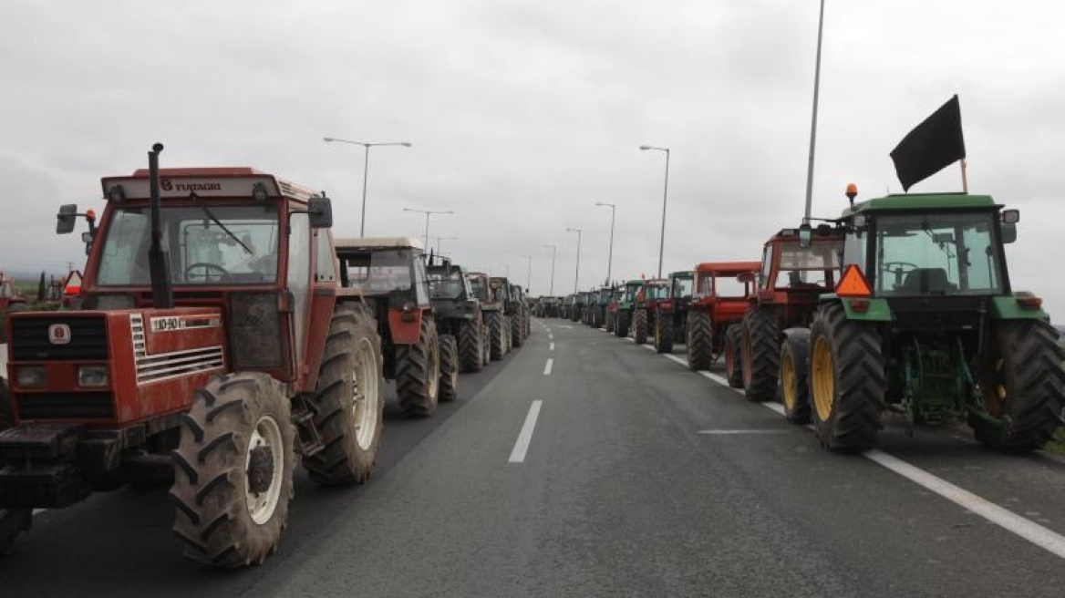 Τρίκαλα: Οι αγρότες με τα τρακτέρ βγαίνουν στις πλατείες