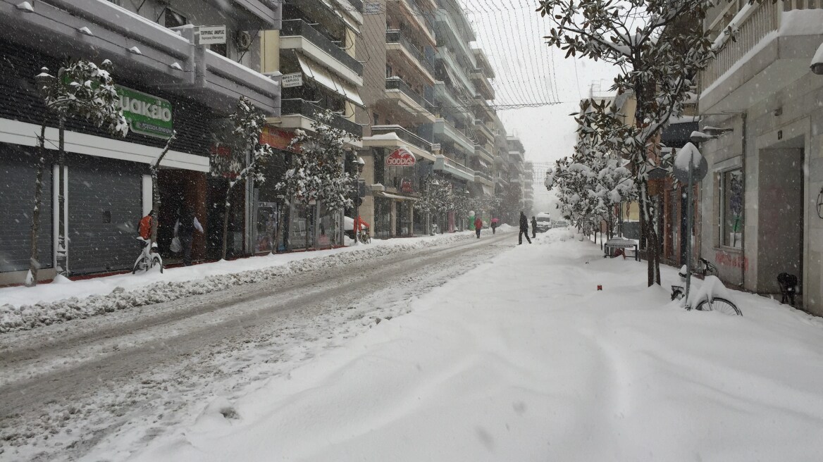 Χιονίζει στο Βόλο - Με αλυσίδες η κυκλοφορία στο Πήλιο