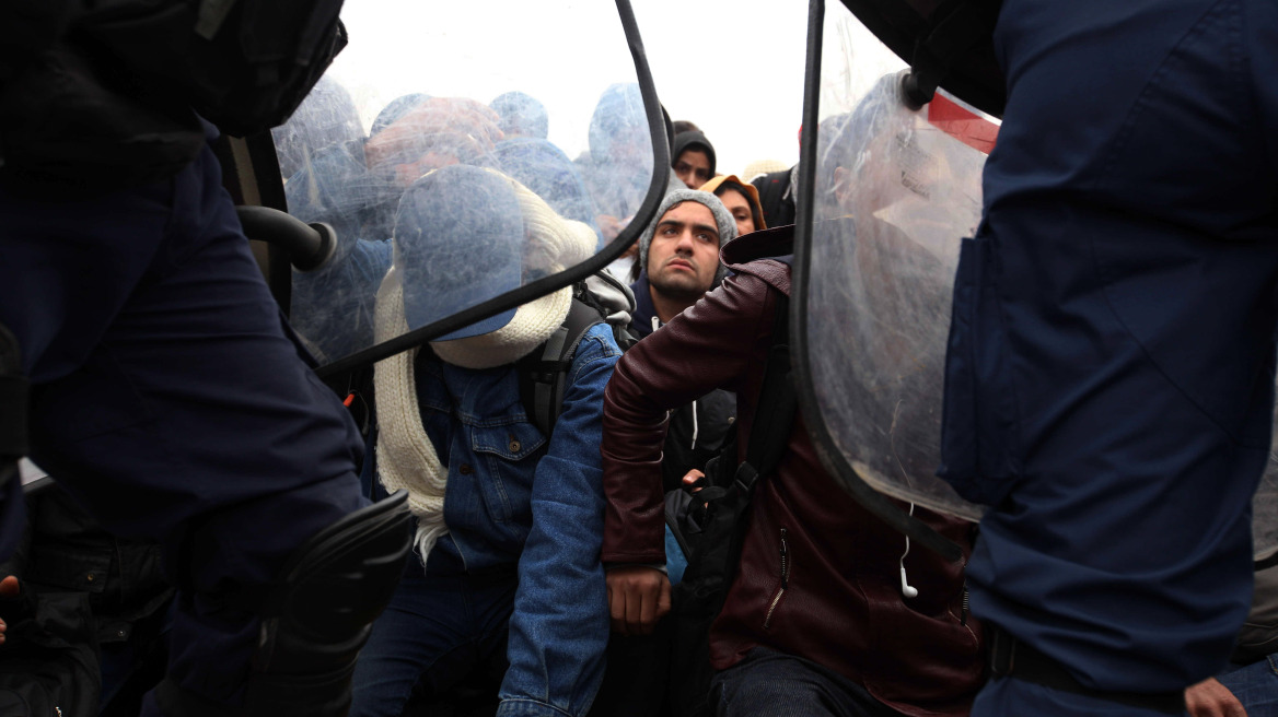 Εγκλωβισμένοι στην Ειδομένη 800 πρόσφυγες μετά το κλείσιμο της ουδέτερης ζώνης